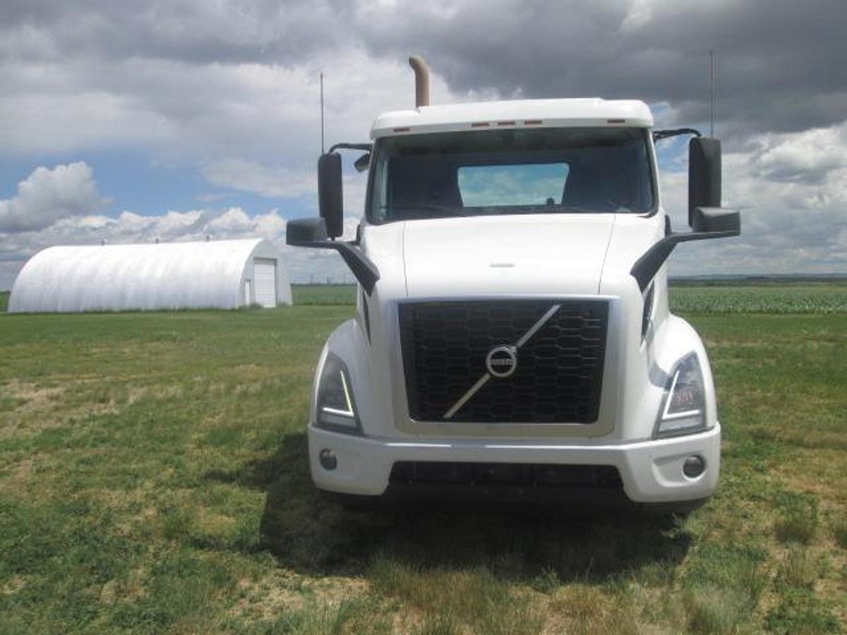 Used 2021 VOLVO VNR64T300