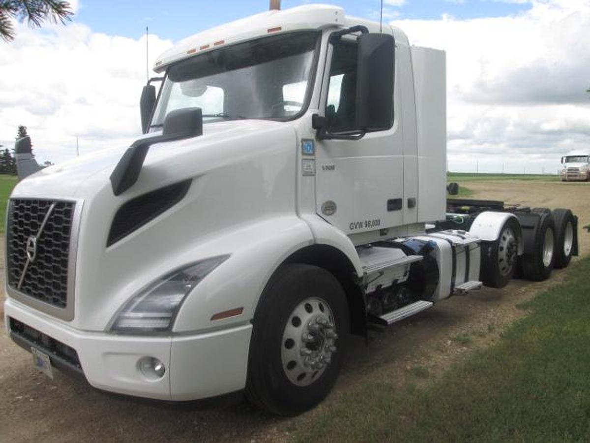 Used 2021 VOLVO VNR64T300