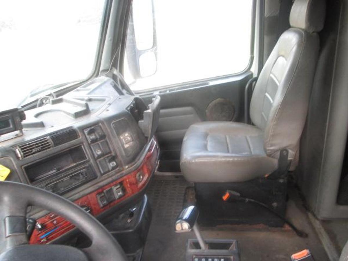 Used 2000 VOLVO VNL64T610