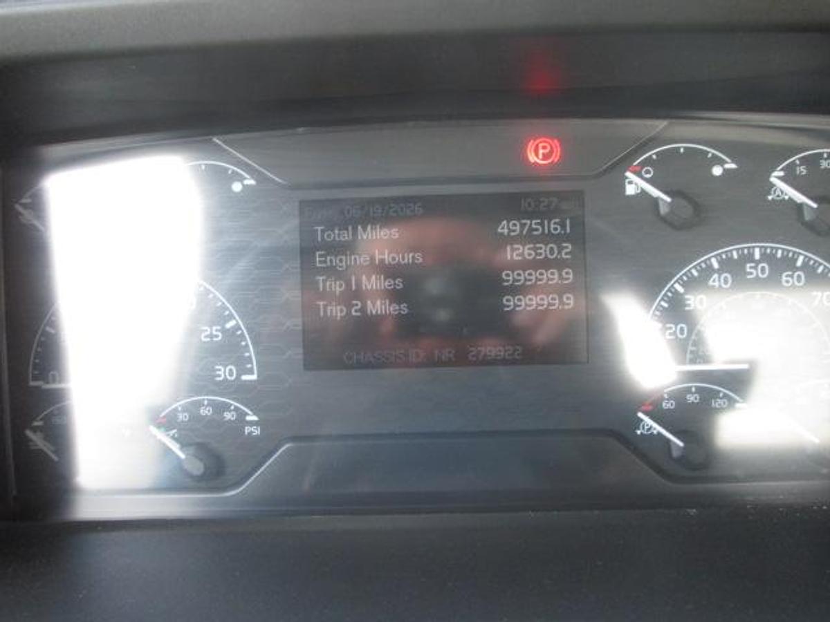 Used 2021 VOLVO VNR64T300