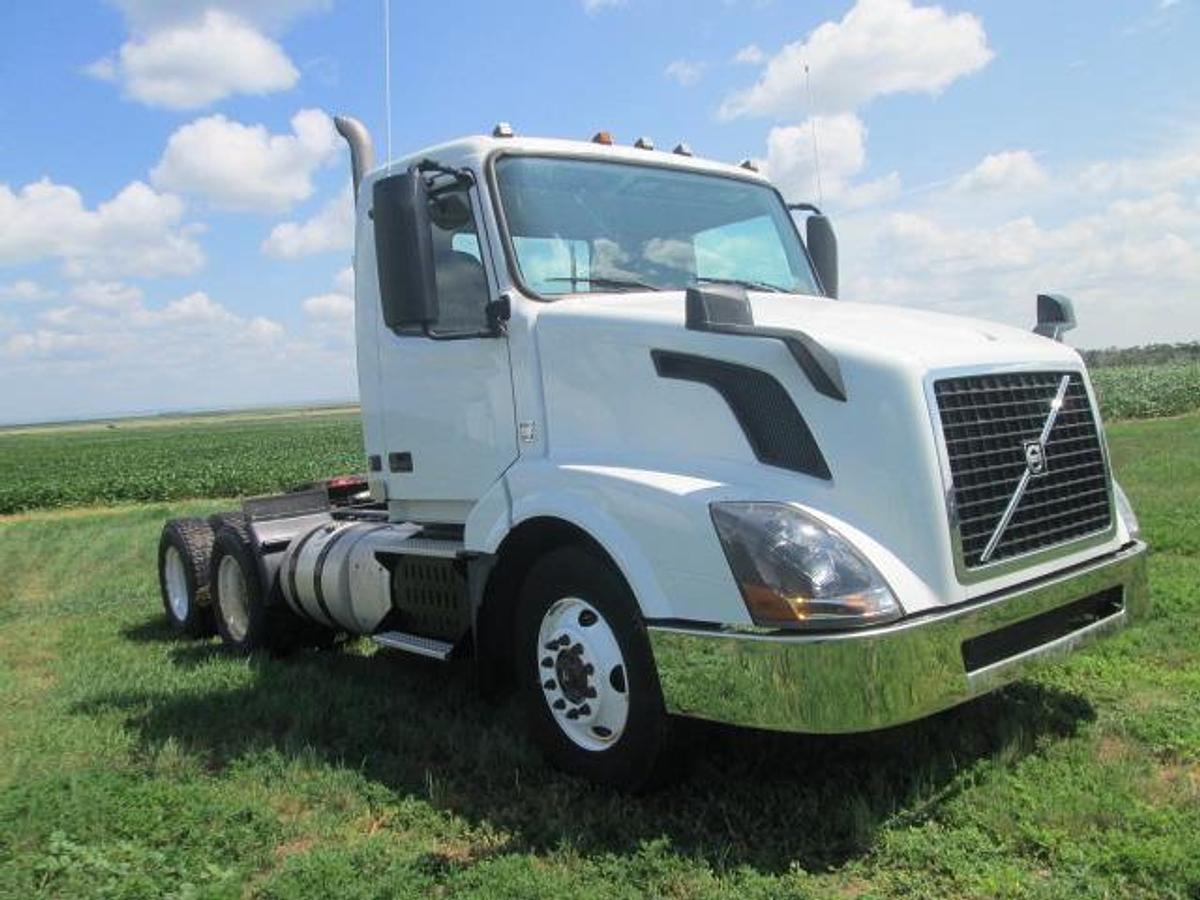 Used 2016 VOLVO VNL64T300