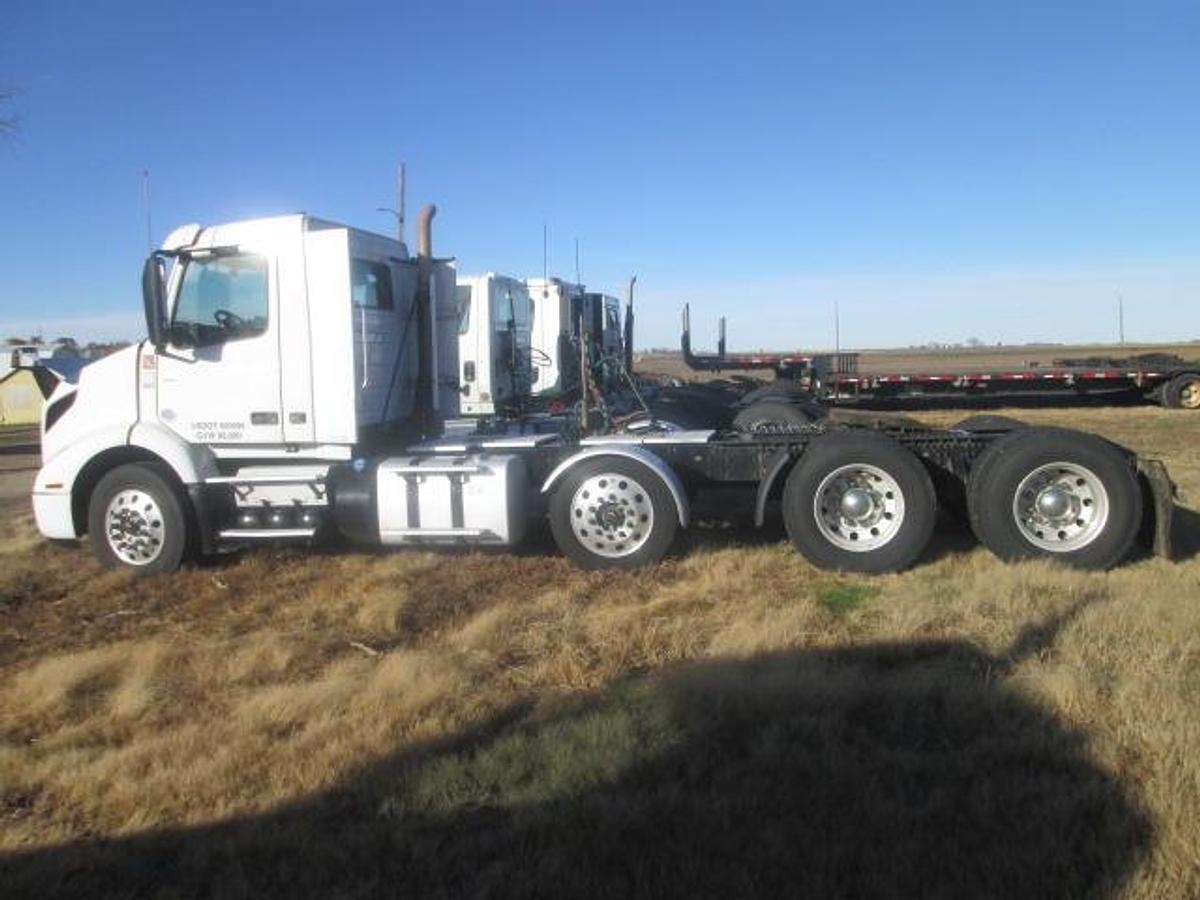 Used 2021 VOLVO VNR64T300