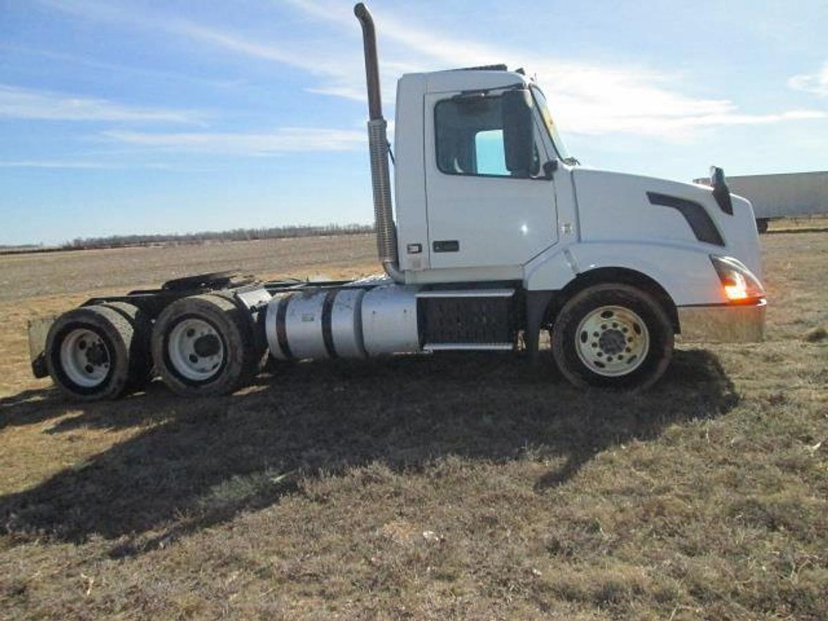 Used 2015 VOLVO VNL64T300