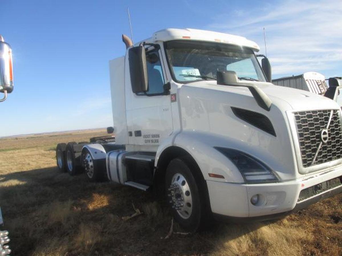 Used 2021 VOLVO VNR64T300