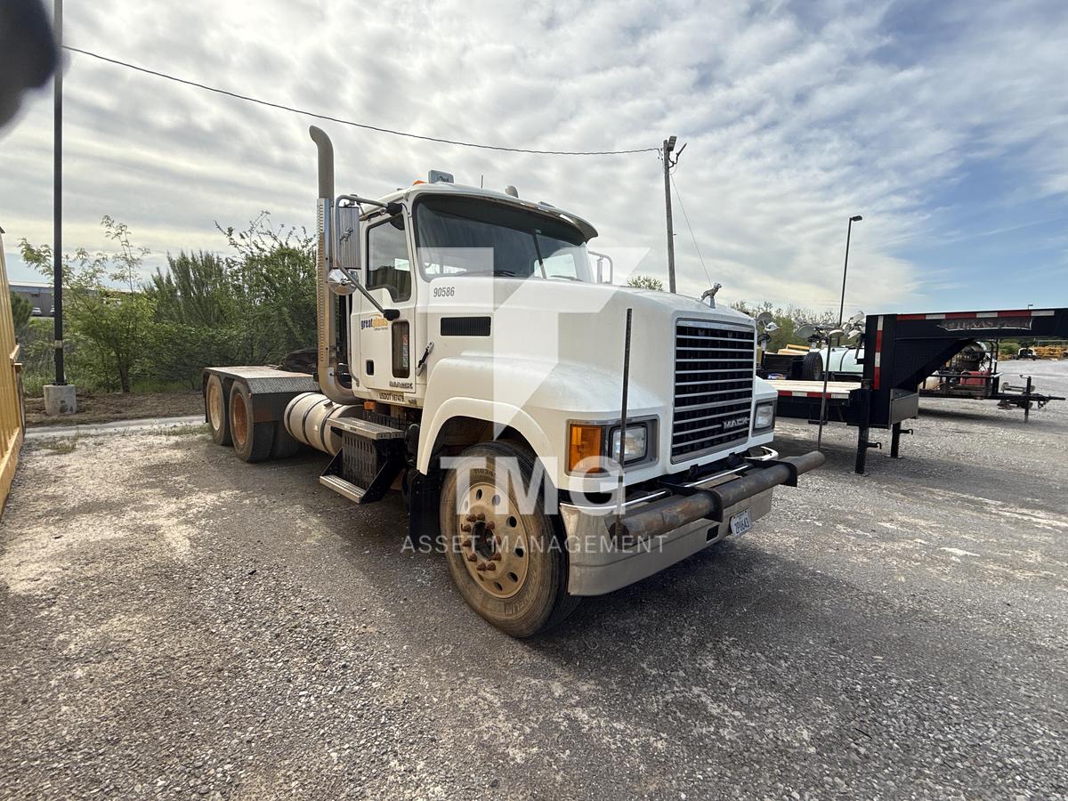 Used 2010 MACK CHU613