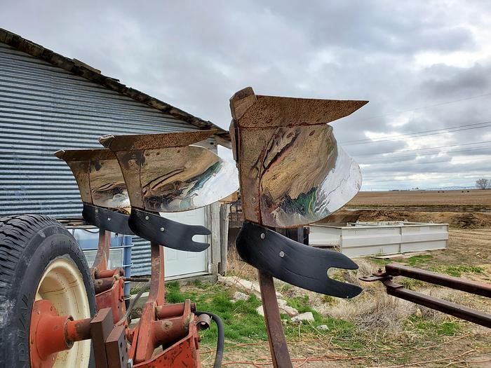 Used International 140 Plow w/ Hyd Reset - 5 Bottom