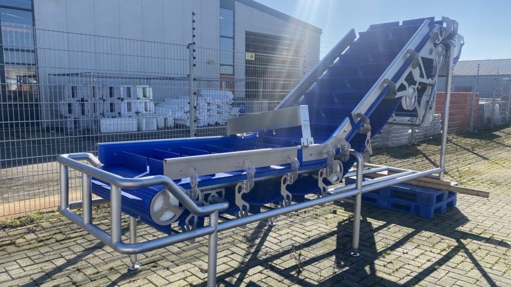 Conveyor belt with cleaning system