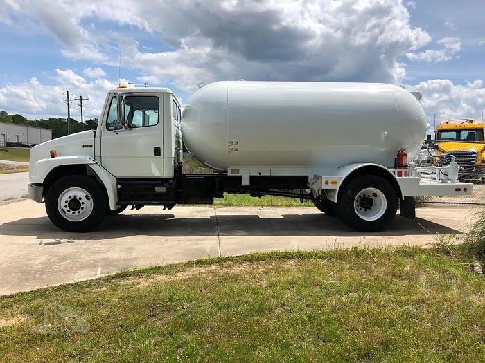 2000 FREIGHTLINER FL70 LPG TANK TRUCK