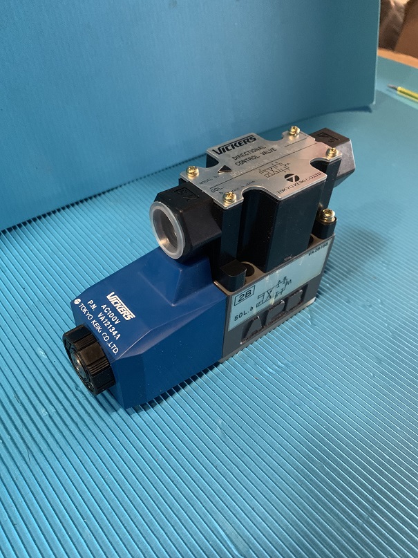 Used vickers directional control valve  dg4v-3-2b-m-p2-t-7-50