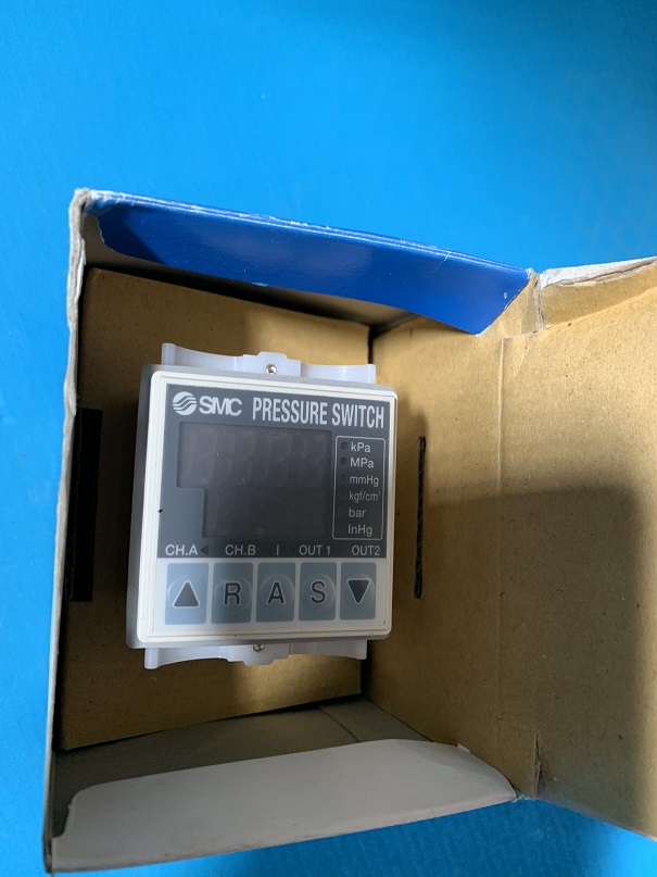 Used SMC Pressure Switch PSE107-A
