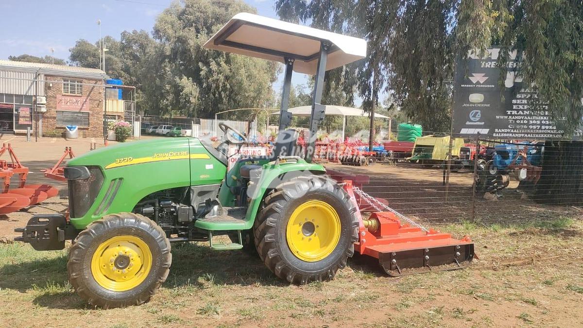 Used JOHN DEERE 3720 @ R149000 EXCL VAT