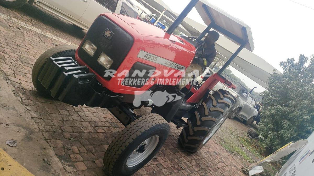 Refurbished MASSEY FERGUSON 4235 REFURBISHED