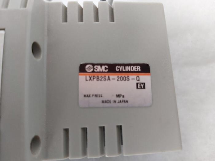 Gebraucht Kompaktschlitten mit Führungsstange, Motor driver LXPB2SA-200S-Q, SMC,  gebraucht-Top