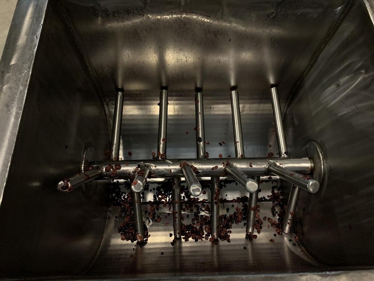 Used Used approx 4 Cu Ft Working Capacity Trough Blender