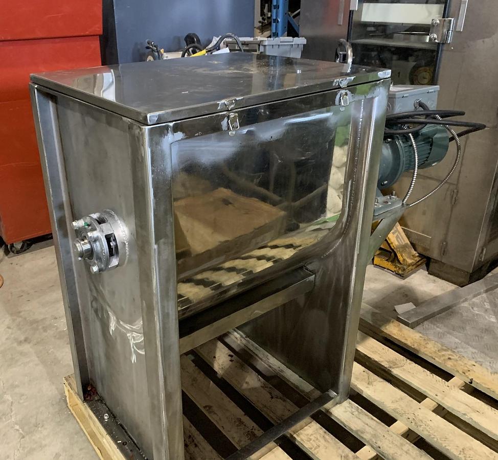 Used Used approx 4 Cu Ft Working Capacity Trough Blender