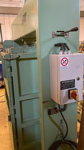 Usato PRESSA PER IMBALLAGGI ORMIC 10 TON