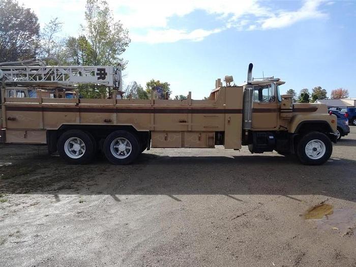 Used 1988 Mack RD688S Water Truck