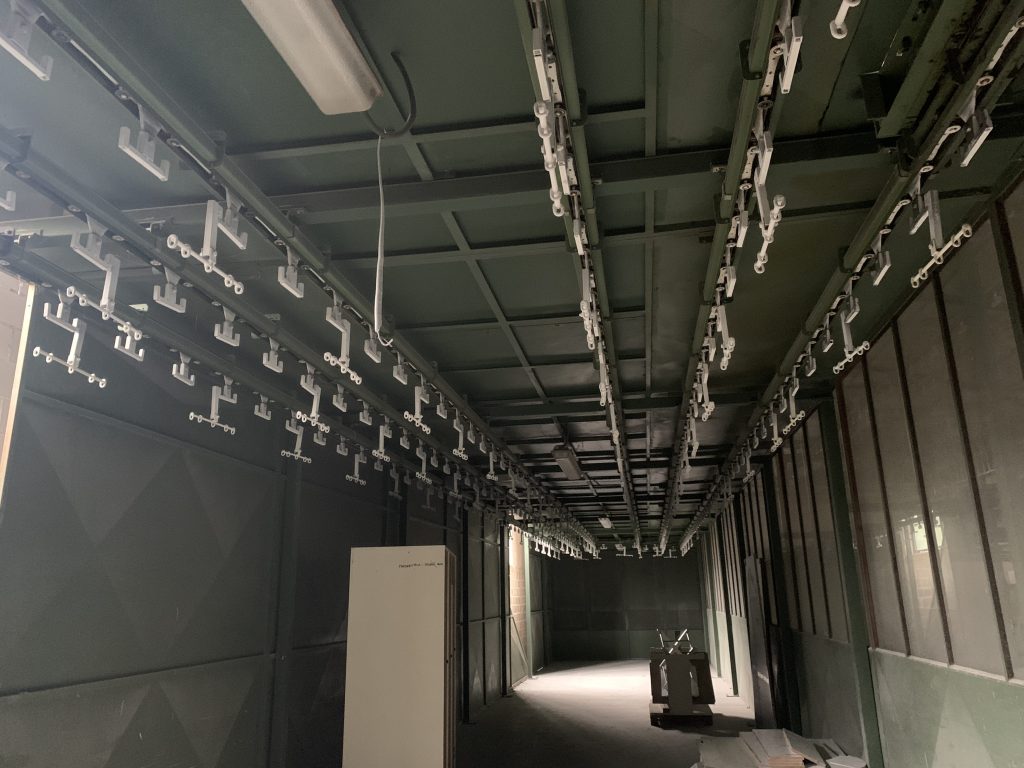 Usato Catena di verniciatura ad acqua per letti di bambini o prodotti similari, da 865 metri lineari, robots, coppe rotanti e accessori.