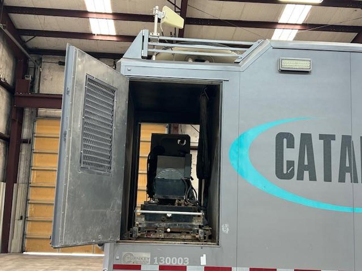 Used DATA VAN / CONTROL CENTER