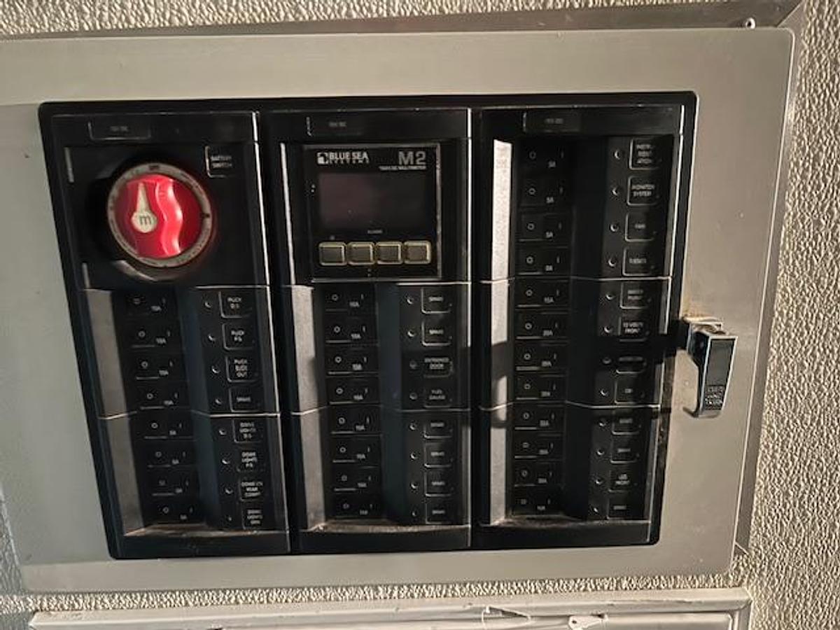 Used DATA VAN / CONTROL CENTER