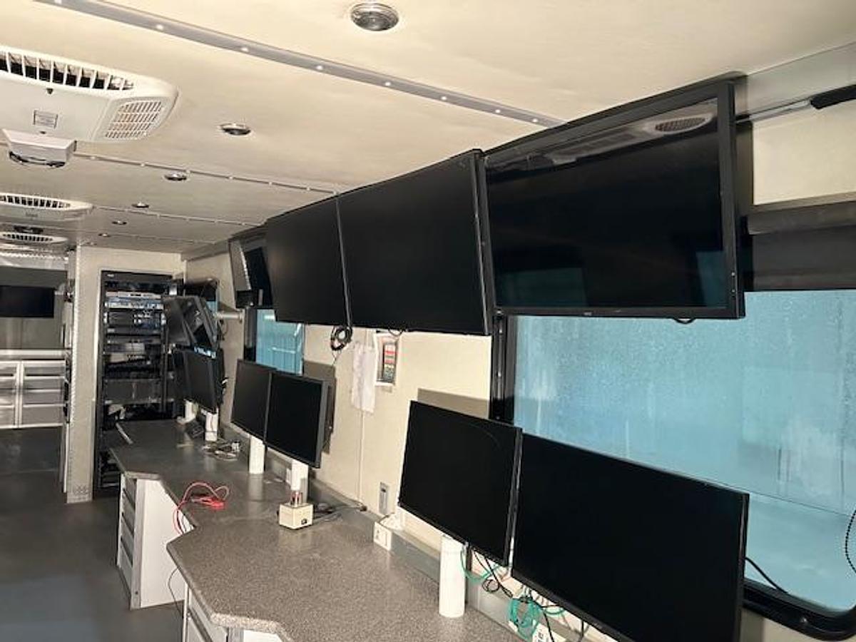 Used DATA VAN / CONTROL CENTER