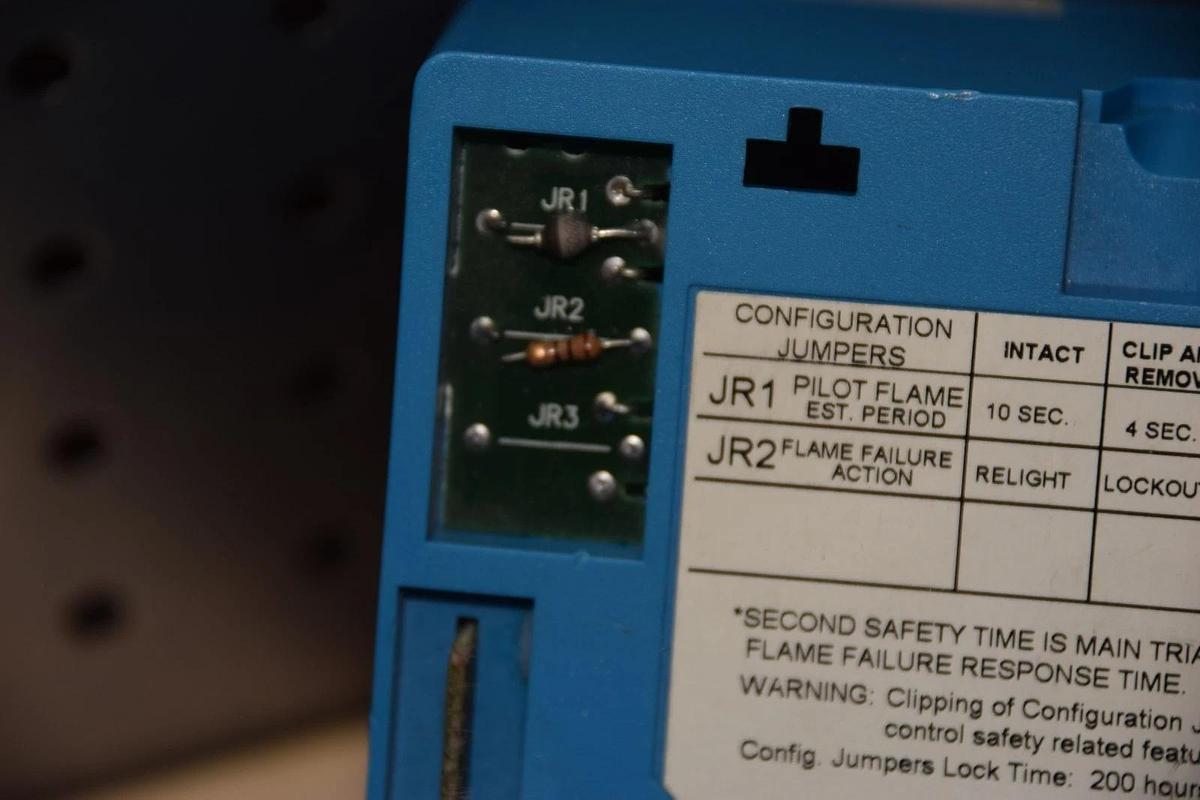 Used HONEYWELL EC7890-B-1010 230VAC 50/60Hz BURNER CONTROLLER