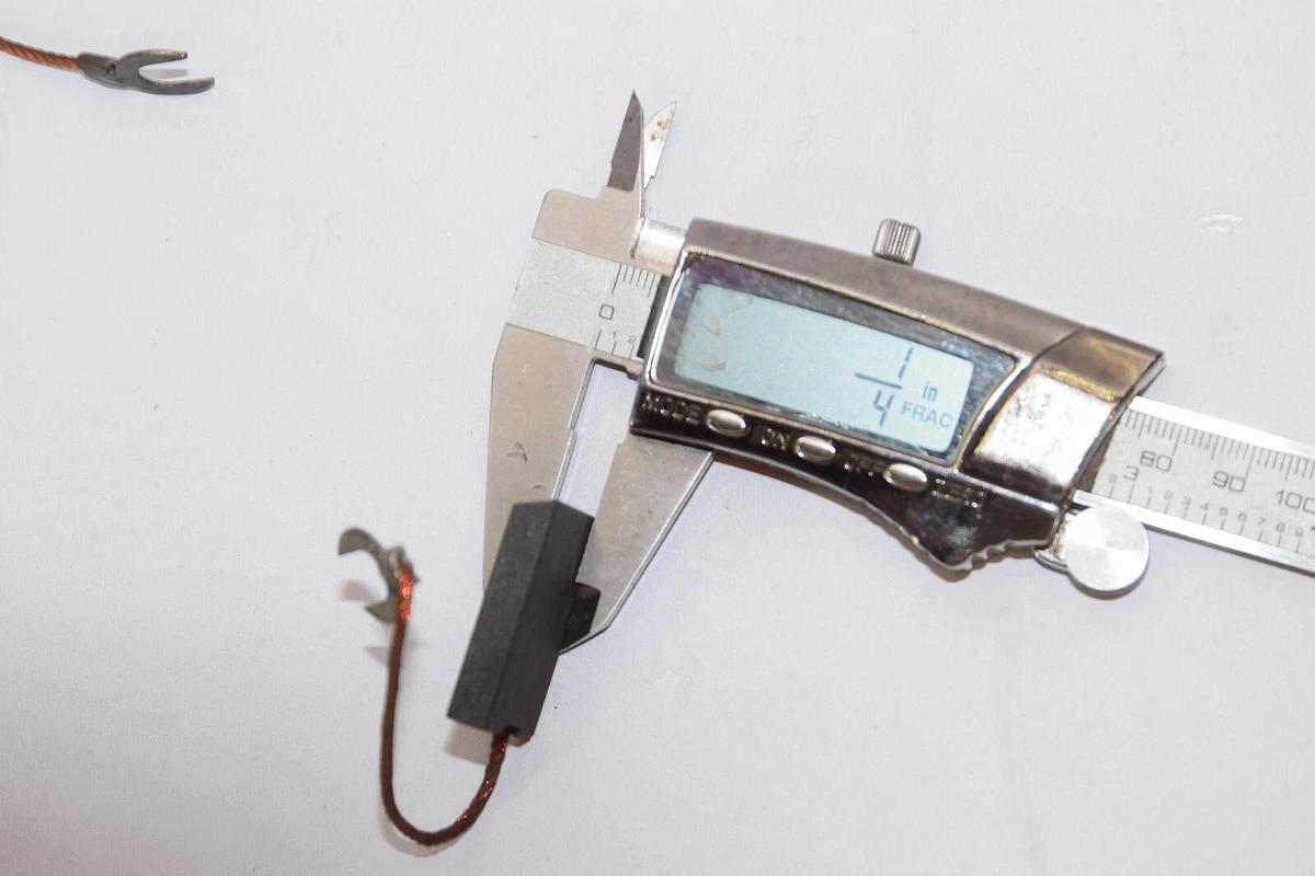 (NEW - Lot of 7) 486 1" x 1/4" Carbon Brush