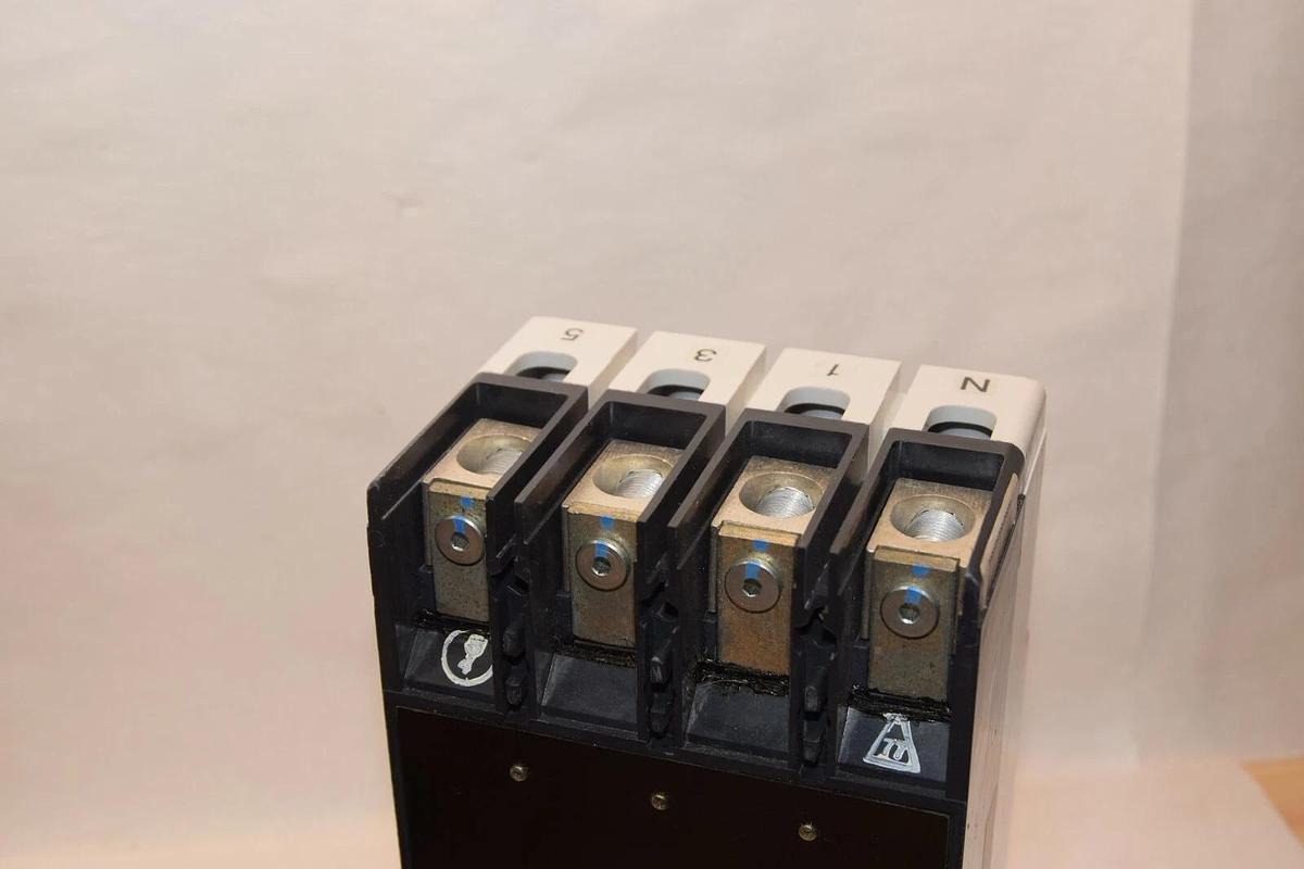 (NEW) EATON CUTLER HAMMER HJW4160V HJW4250F HJW70K 4P 160A Amp Circuit Breaker