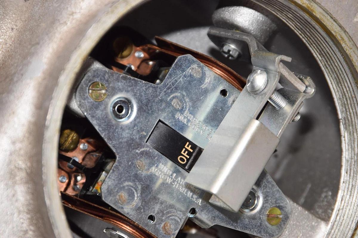 Used CROUSE-HINDS 230-575 20A 2Hp Switch Disconnect enclosure