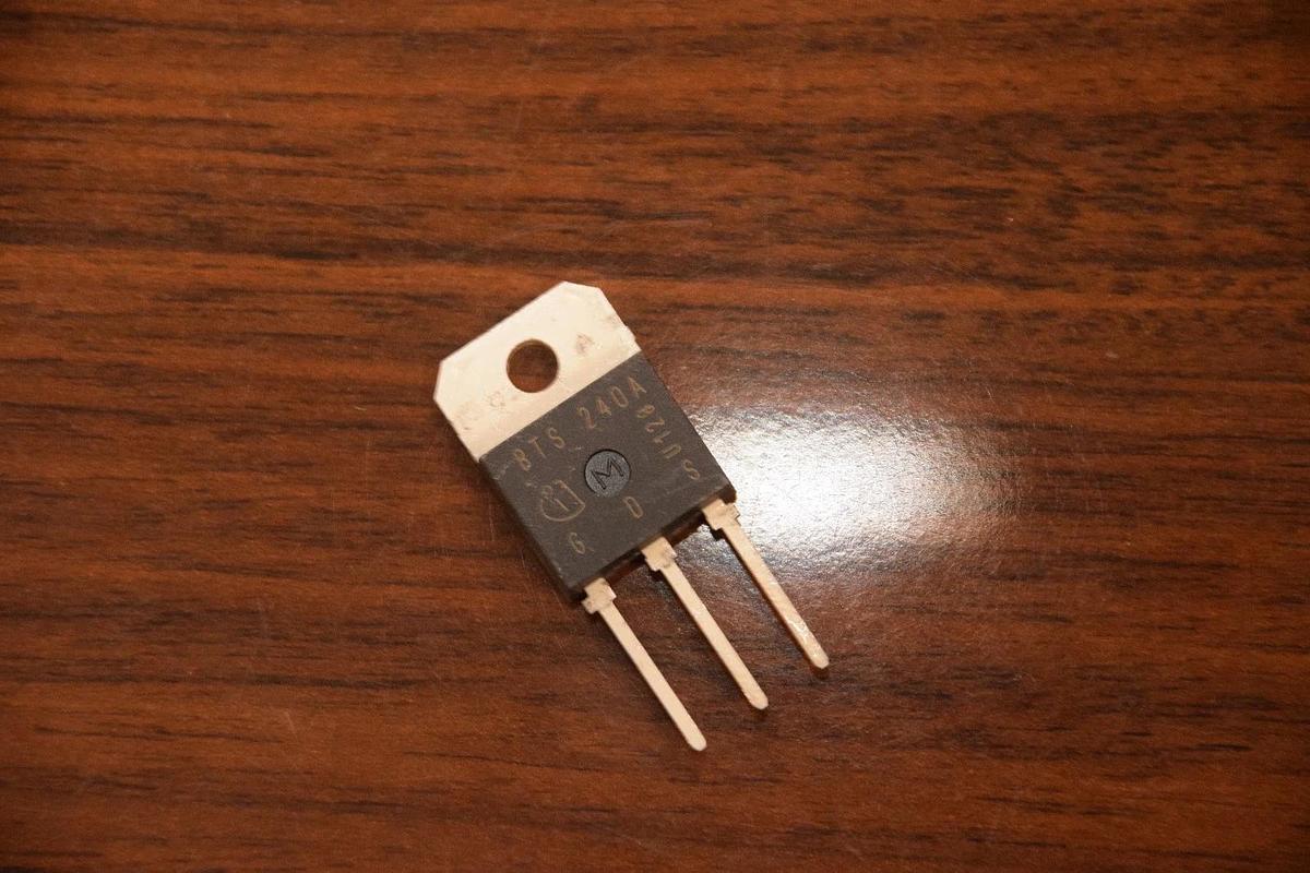 INFINEON BTS 240A 50V BTS240A 100NA TO-218AA TRANSISTOR NEW