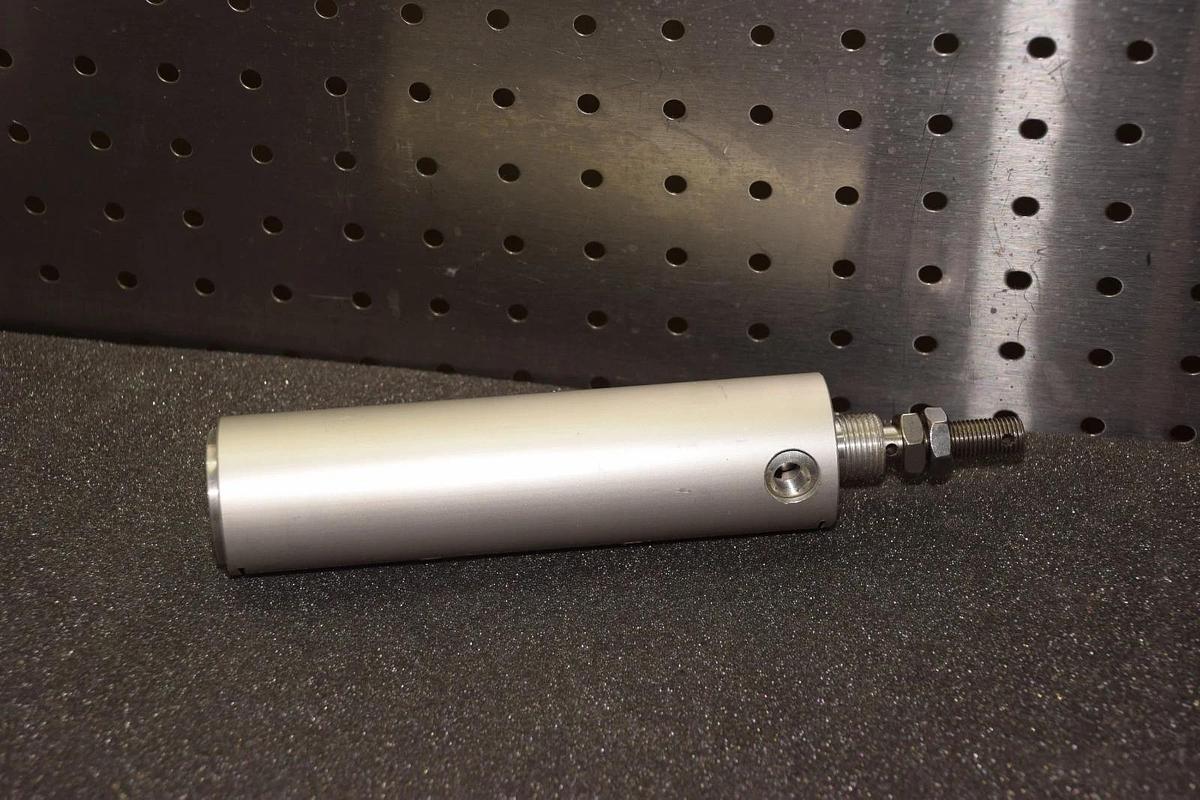 PNEUMATIC CYLINDER 7/16" SHAFT 4" STROKE 1-3/4" BODY NO NAME NEW