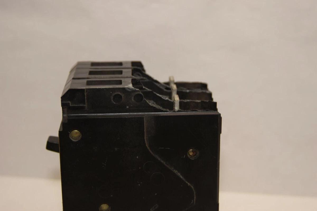 Used SIEMENS ITE E23B080 80A 80 Amp 80 A 240Vac 3P Type E2-A Circuit Breaker *Chip*