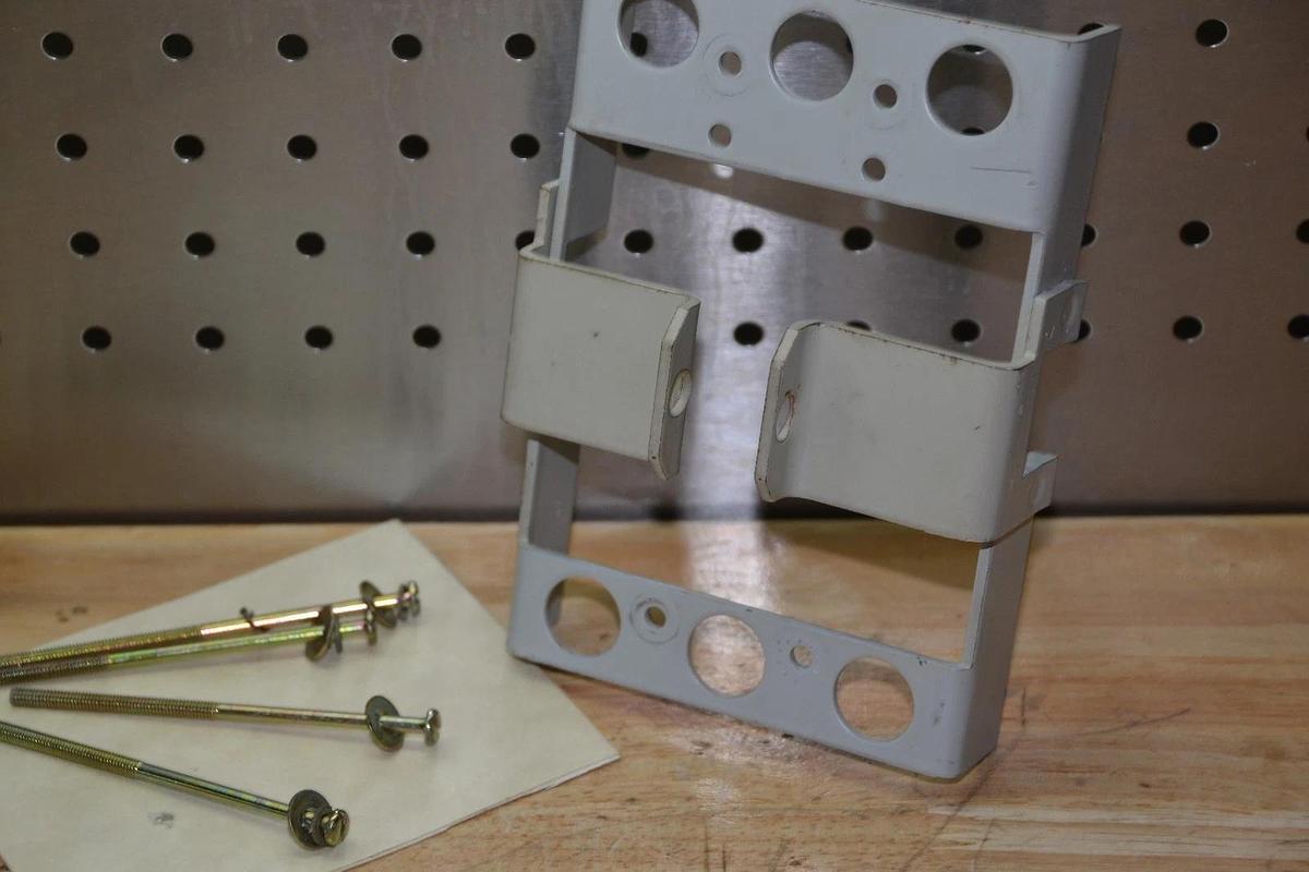 Used GE SAFETY LOCK OUT PLATE FOR TED136YT100 BREAKER