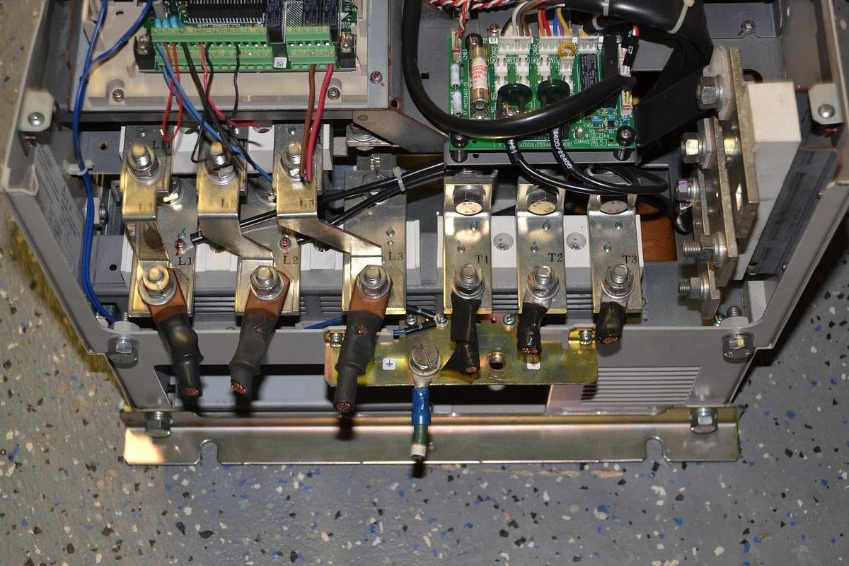 Used Yaskawa Varispeed P7 CIMR-P7U4075 125 HP 480V 156A AC VS Drive CIMRP7U4075 125HP