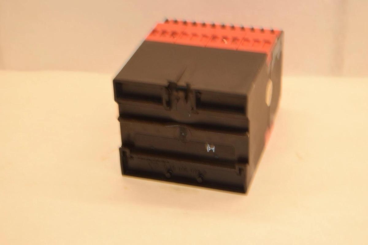 Used STI OMRON SR125SMS00 24Vdc Safety Relay