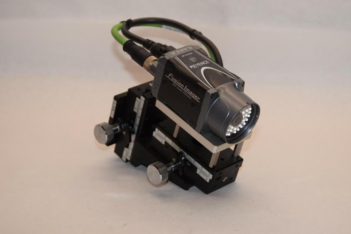 Used KEYENCE 2D Code Reader SR-D100H with precision mount B05-14NH A47-4