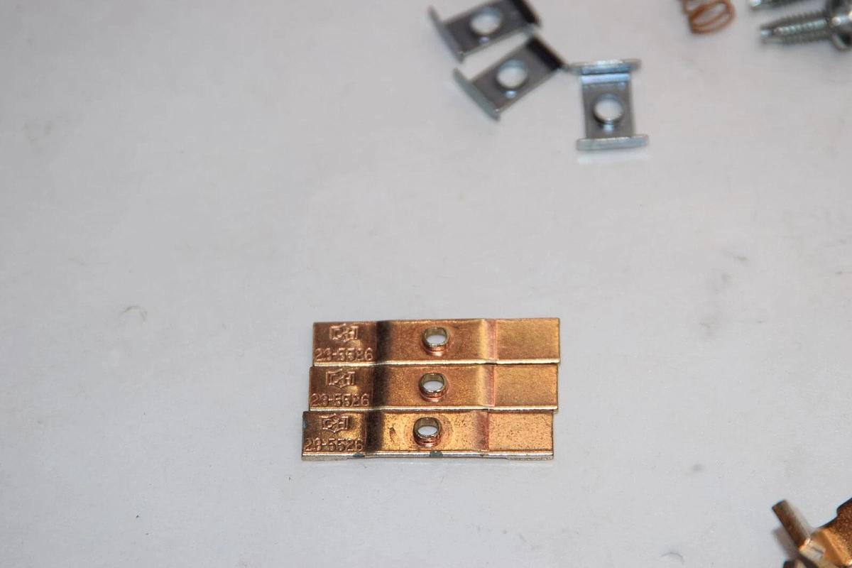 (NEW) CUTLER HAMMER 23-5527 , 23-5526 Contact Kit