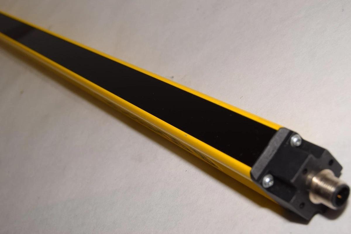 Schmersal Safety Light Curtain SLC440COM-E-0970-14 Emitter .3-7.0m 24VDC (New)