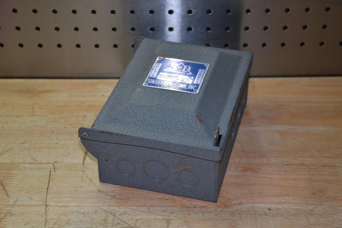 STRUTHERS-DUNN RELAYS TIMERS ENCLOSURE WITH A8HXXH3 115V RELAY NEW