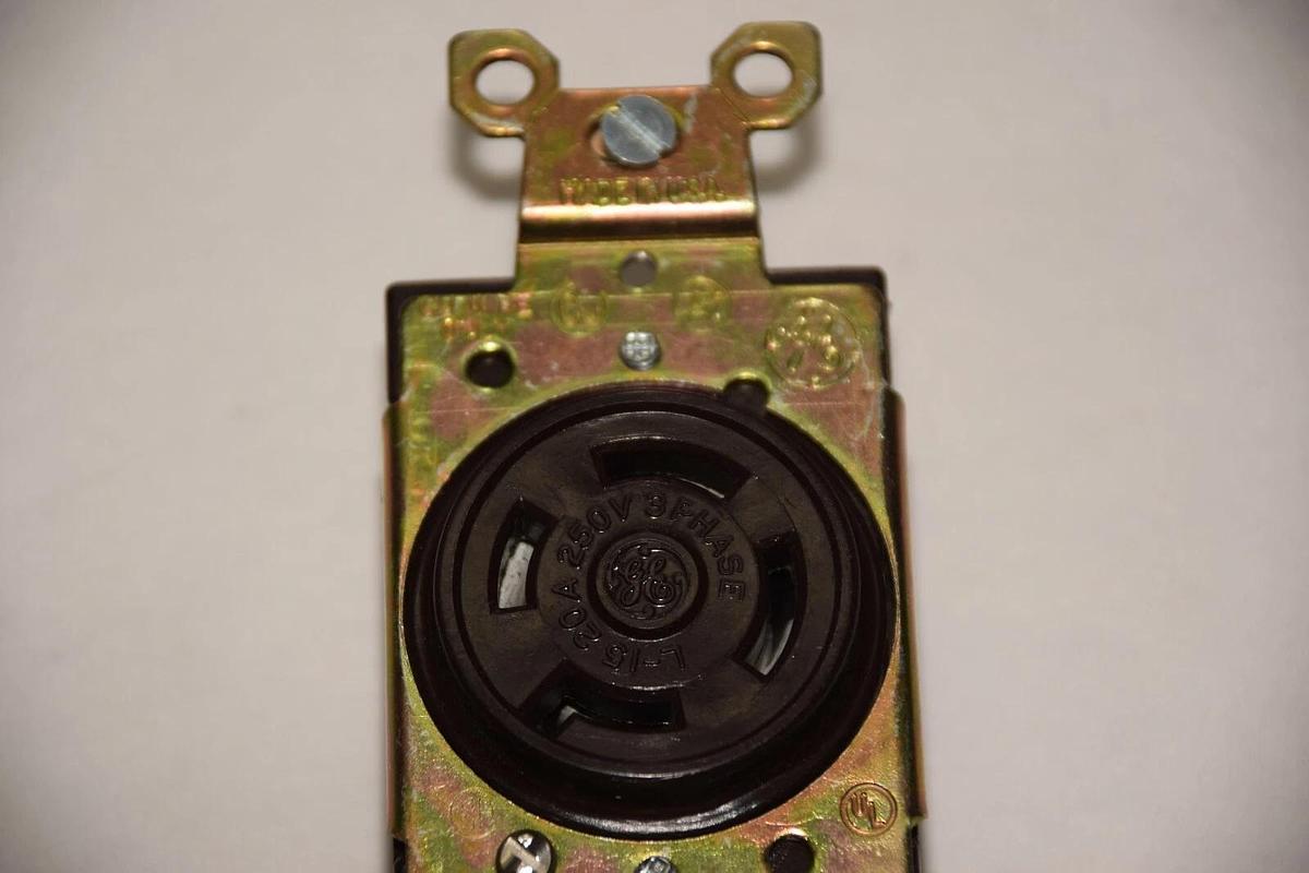 GE GENERAL ELECTRIC L-15 20A 250V 3 PHASE TWIST LOCK RECEPTACLE NEW