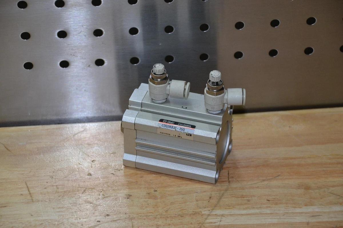 Used SMC CDQ2KB32-25D CDQ2KB3225D COMPACT CYLINDER