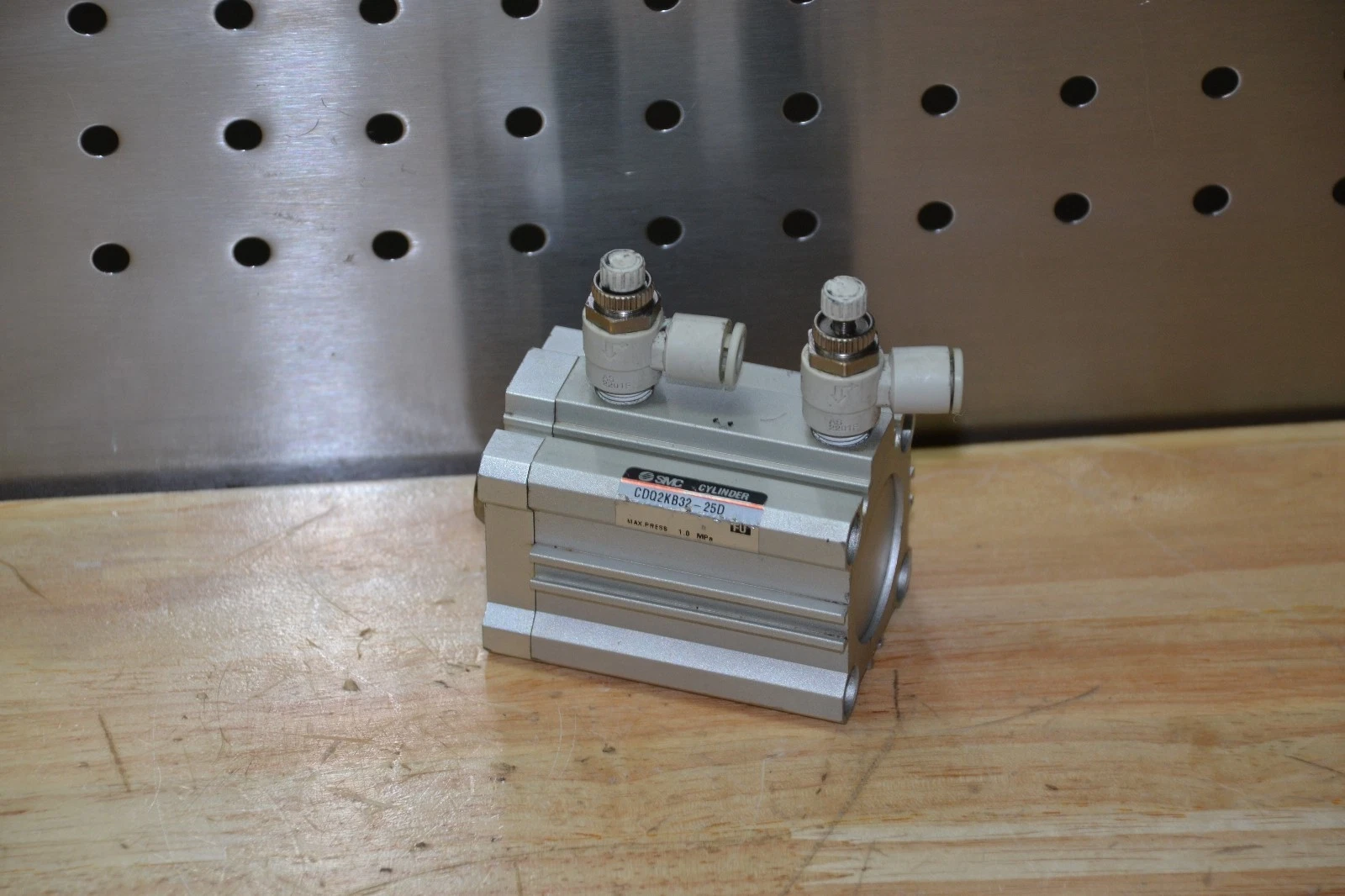 Used SMC CDQ2KB32-25D CDQ2KB3225D COMPACT CYLINDER