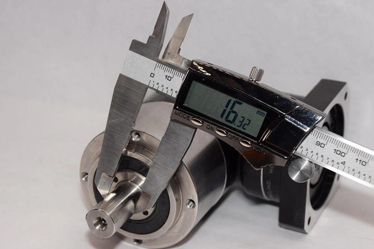 Used APEX DYNAMIC AER070 7:1 Ratio RIGHT ANGLE Planetary Gearbox