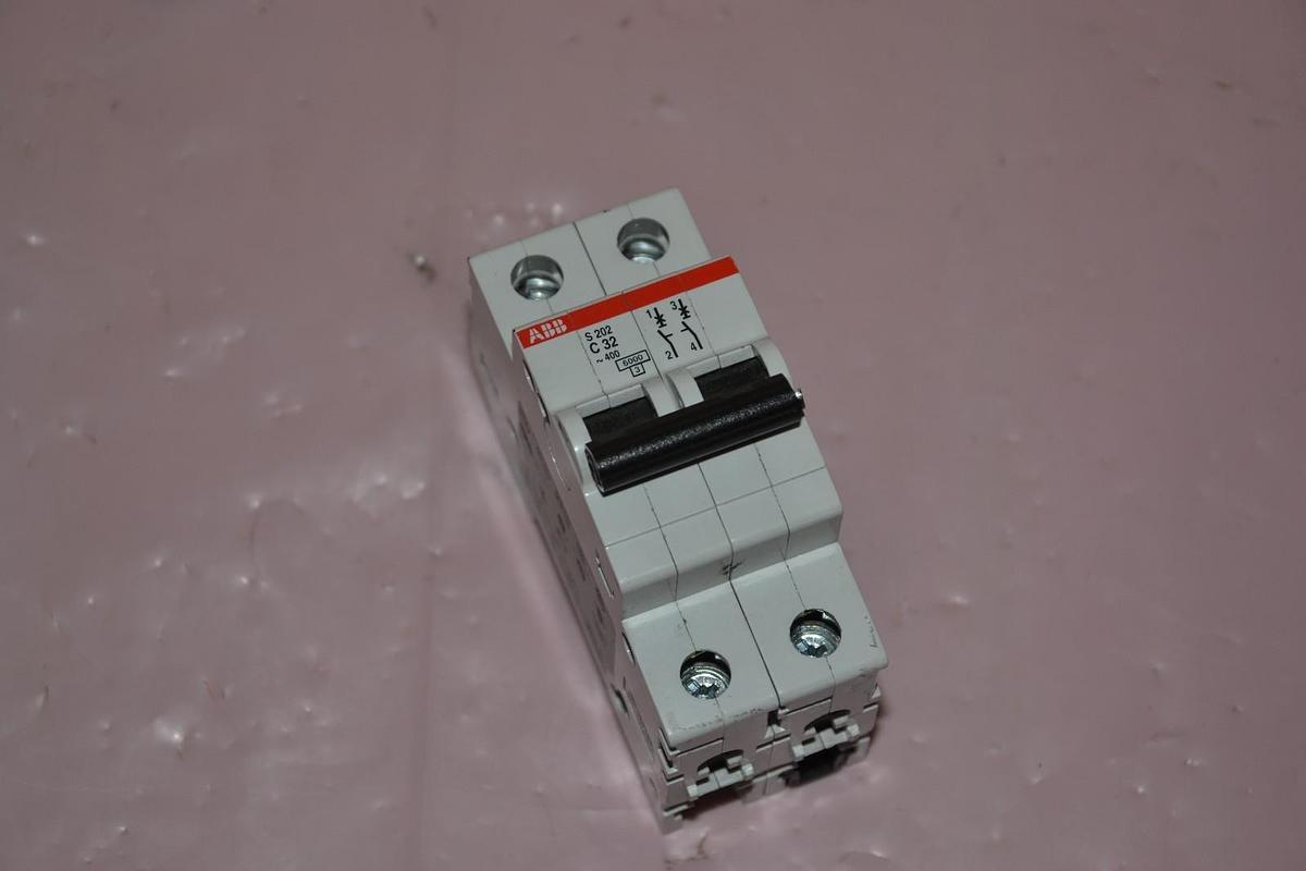 Used ABB Circuit Breaker S202-C32 S202 C32 S202C32   400v