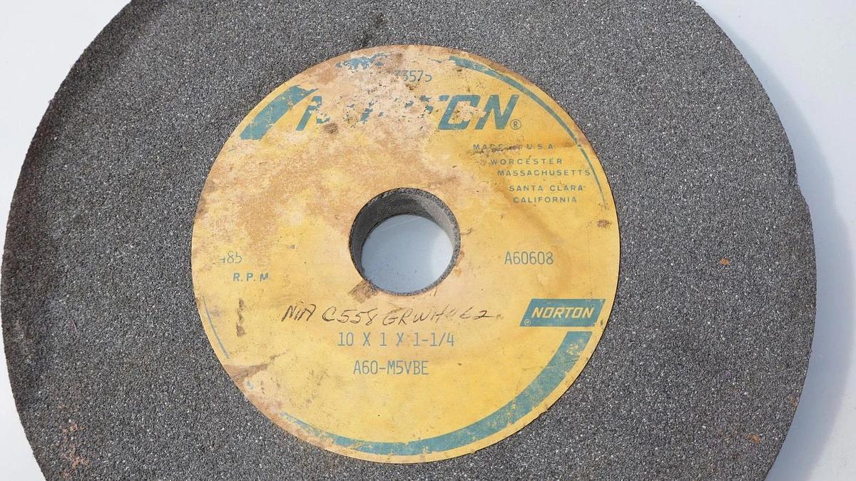 (NEW) NORTON 133575 , A60-M5VBE 10" OD x 1" Wide 1-1/4" ID Grinding Wheel