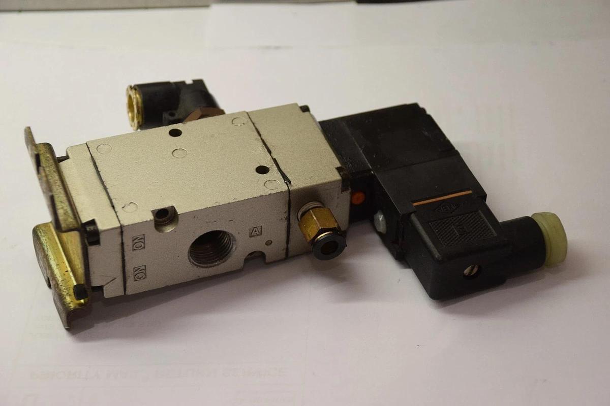 Used SMC VP542R 0~8kgf/cm2 2~8kgf/cm2 SOLENOID VALVE