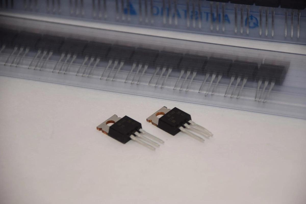 (NEW - Lot of 69) VISHAY IRF740PBF-ND , IRF740PBF 400V Mosfet Transistor