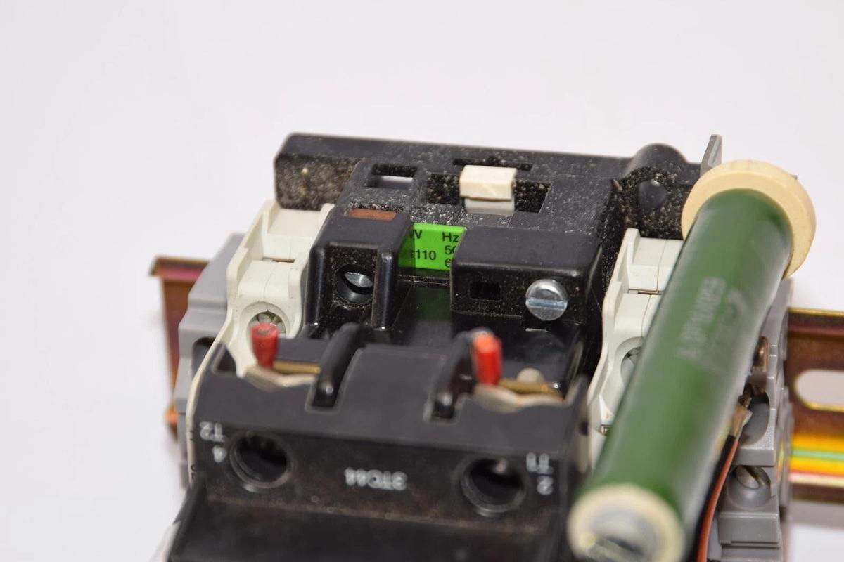 Used SIEMENS 3TC4417-0B 32/29A 2P 600V Contactor 110V 50/60Hz Coil