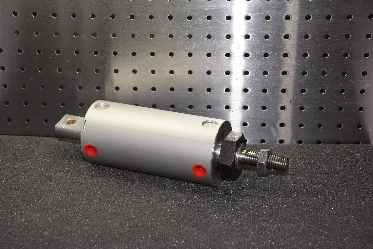 PNEUMATIC CYLINDER 1/2" SHAFT 4" STROKE 3" BODY NO NAME NEW