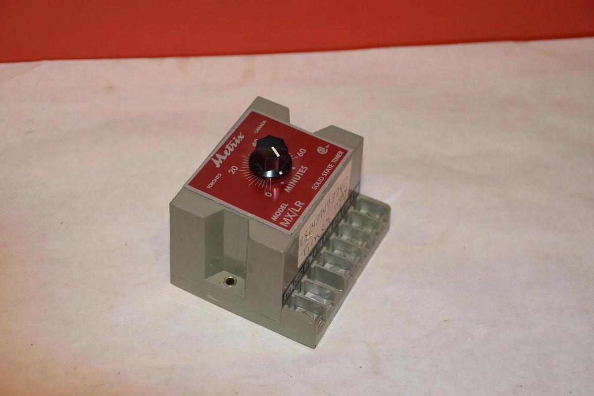 Used METRIX MX/LR MX/LR-A-60M-A-Y .6-60 MINUTES 115V 60Hz SOLID STATE TIMER